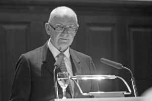 schwarz-weiß Bild von Dr. Piëch am Rednerpult