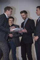 Foto: Übergabe der Zeugnisse an eine Gruppe Absolventen.
