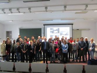 Foto: Gruppenbild in einem Hörsaal.