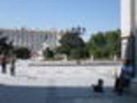 Foto: Ein Platz mit kleiner Parkanlage