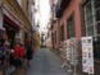 Foto: Ein Gasse zwischen den Häusern mit einem Souvenirladen.