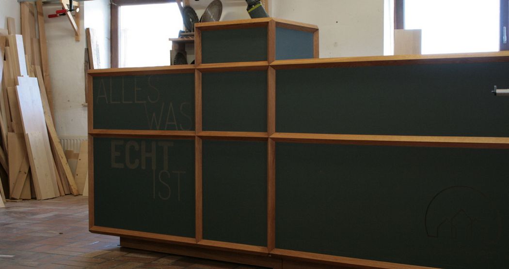 Foto: Abschlussarbeit "60°" von Sophie Schlegtendal, 2019, Holzregal, Heck/Rückansicht