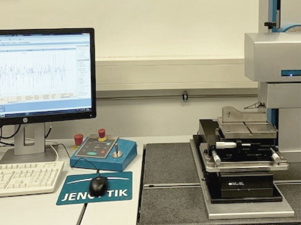 Foto: Links ist ein Monitor mit der Programmoberfläche und rechts ist das Messgerät zu sehen.