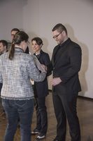 Foto: Übergabe der Zeugnisse an eine Gruppe Absolventen.
