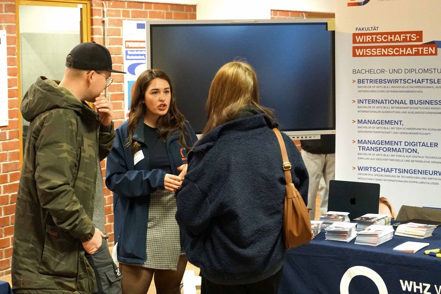 Beratungssituation an einem Infostand.