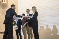 Foto: Fünf Absolventen bekommen eine Gratulation und ihre Urkunden überreicht.