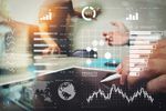 Im Vordergrund werden Zahlen, Analysen, Statistiken eingeblendet, im Hintergrund ist eine Büroumgebung zu sehen