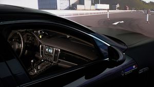 Foto: Blick vom Seitenfenster in das Cockpit des Fahrzeugs im Fahrsimulator.