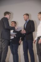 Foto: Übergabe des Zeugnisses an einen Absolventen.