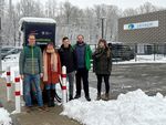 Eine Gruppe steht vor dem Forschungszentrum ubineum und blickt in die Kamera.