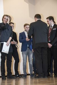Foto: Absolventen erhalten eine persönliche Gratulation und bekommen die Urkunden überreicht.