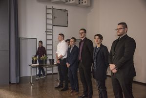 Foto: Übergabe der Zeugnisse an eine Gruppe Absolventen.