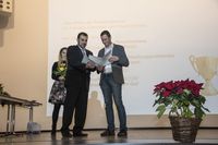Foto: Ein Absolvent bekommt seine Urkunde überreicht.