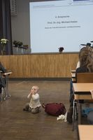 Foto: Aula Scheffelberg. Ein Kleinkind spielt im Gang.