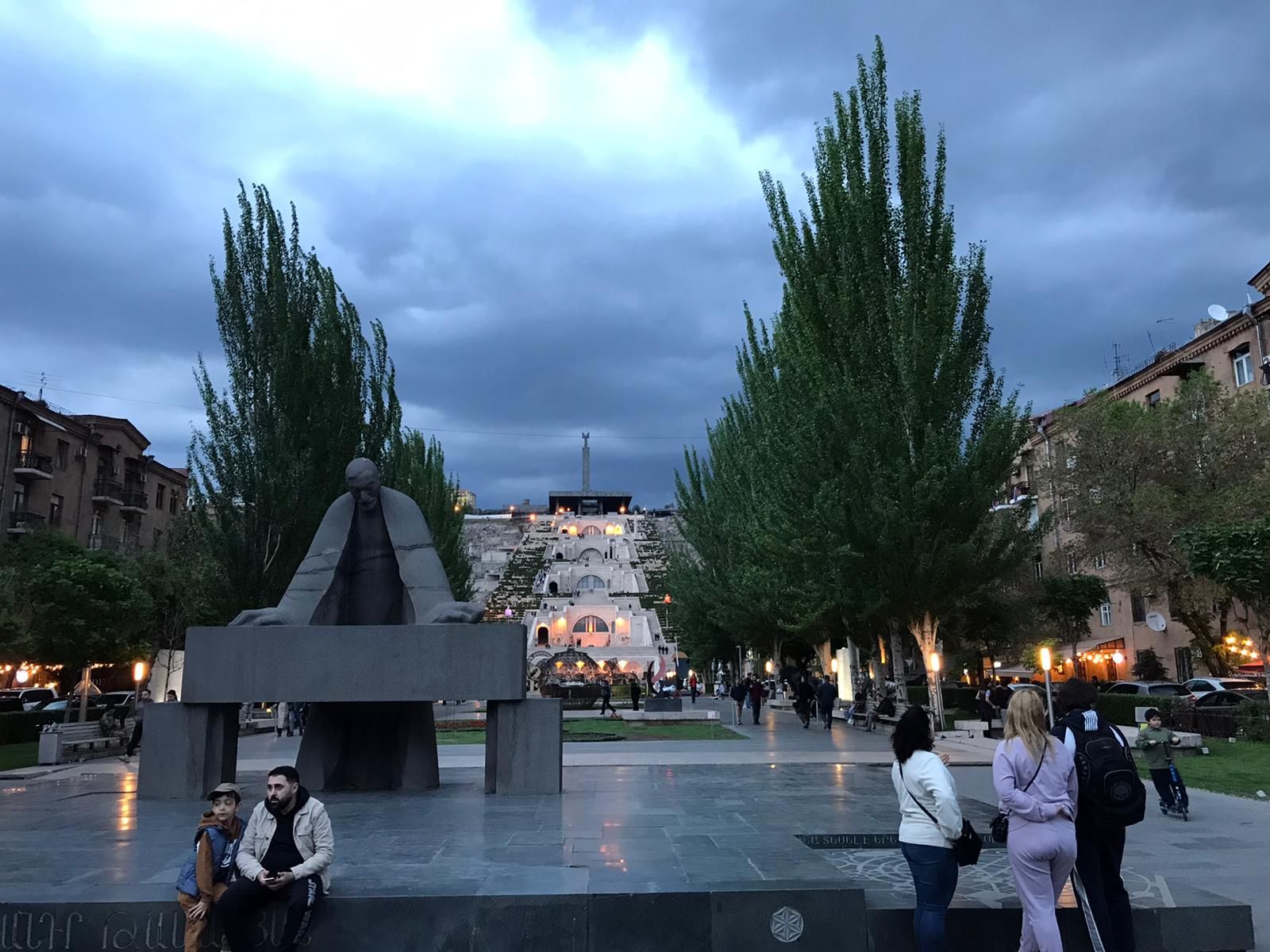 Foto: Treppenkaskade in Jerewan, Armenien, Dämmerung