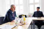 Staatsminister Schmidt und Rektor Prof. Stephan Kassel an einem Konferenztisch