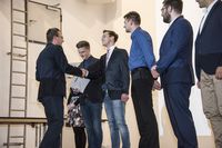 Foto: Fünf Absolventen erhalten eine Gratulation und bekommen ihre Urkunden überreicht.