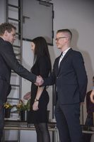 Foto: Übergabe der Zeugnisse an eine Gruppe Absolventen.