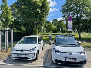 Zwei Elektrofahrzeuge stehen an einer Ladesäule