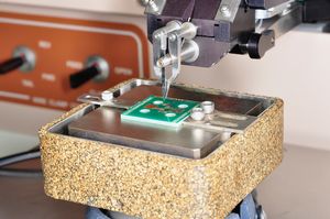 Foto: Drahtbonder mit Probe (Quelle: WHZ / J. Saupe)