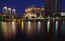 Foto: Blick bei Nacht über den Fluss mit beleuchteter Uferpromenade in Tianjin.