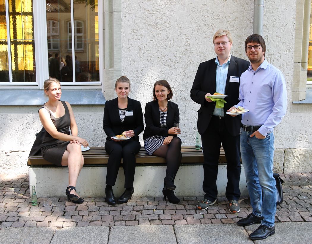 Foto: Eine Gruppe Teilnehmer vor der Aula.