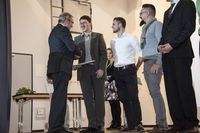 Foto: Sieben Absolventen erhalten eine Gratulation und bekommen ihre Urkunden überreicht.