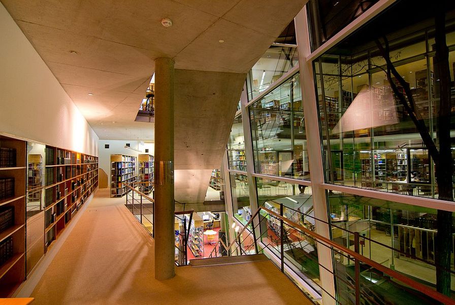 Foto: Innenansicht mit einem Treppenaufgang in der Hochschulbibliothek.
