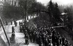 Foto: Eingangsbereich der Zschopauer Motorenwerk mit einer Schlange von Arbeitern.