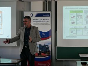 Foto: Person hält Vortrag, Herr Dr. Holger Naduschewski
