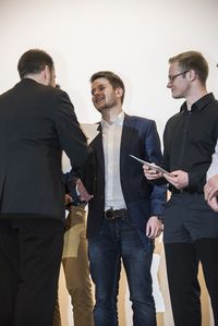 Foto: Absolventen erhalten eine persönliche Gratulation und bekommen die Urkunden überreicht.