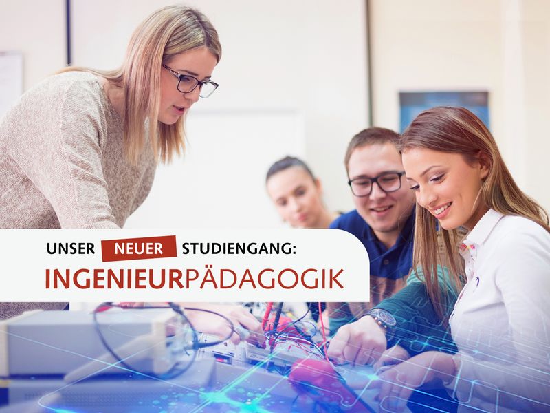 Blonde Berufsschullehrerin stehend zeigt drei Schülern sitzend an einem technischen Gerät die Verkabelung.