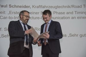 Foto: Preis des gemeinsamen Prüfungsausschusses Übergabe an einen Absolventen.