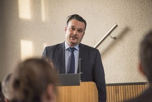 Foto: Am Rednerpult. Dipl-Ing. André Kleine.
