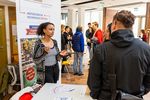 Studierende steht vor Rollup und erklärt.