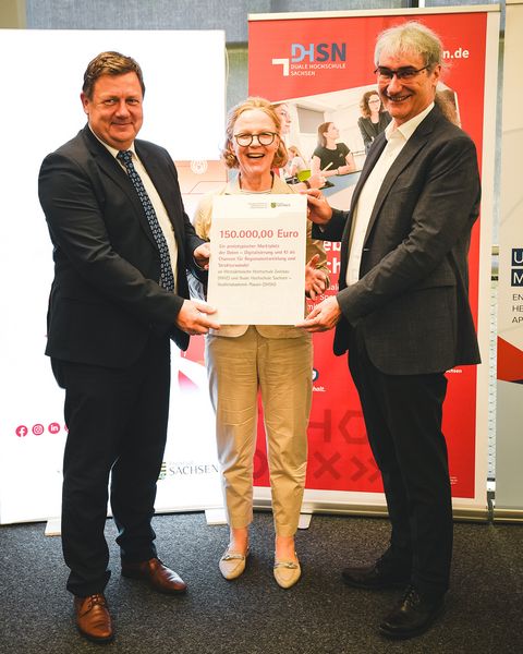 Regina Kraushaar, Prof. Dr. Stephan Kassel und Prof. Dr. Markus Krabbes präsentieren den Fördermittelbescheid.