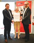 Regina Kraushaar, Prof. Dr. Stephan Kassel und Prof. Dr. Markus Krabbes präsentieren den Fördermittelbescheid.