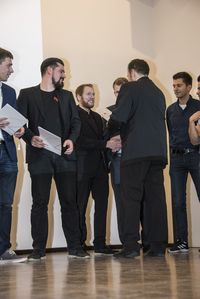 Foto: Absolventen erhalten eine persönliche Gratulation und bekommen die Urkunden überreicht.