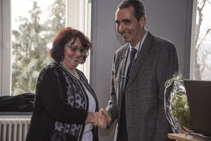 Foto: Aula Scheffelberg. Einer Frau wird gratuliert.