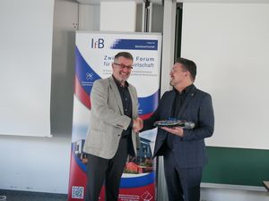 Foto: Präsentübergabe an Referenten, Herr Dr. Holger Naduschweski durch Herrn Prof. Dr. habil. Dr. h.c. Bernd Zirkler 