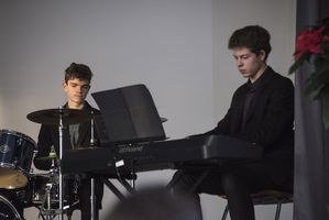 Foto: 2 Musiker spielen auf der Bühne.