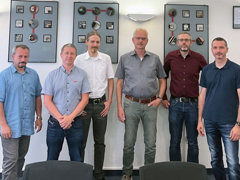 Sechs Herren als Gründungsteilnehmer blicken in die Kamera.