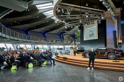 Foto: Impressionen von der Tagung bei Porsche Leipzig. Interessierte sitzen beim Fachvortrag.