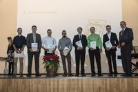 Gruppenfoto: Sieben Absolventen präsentieren ihre Urkunden mit dem Gratulanten.