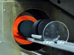 Foto: Wafer vor Prozessrohr (Quelle: WHZ / J. Saupe)