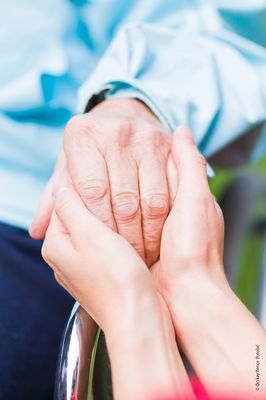Symbolbild, Foto: Finanzierung und Leistungen; Es sind die Hände einer jüngeren Person zu sehen, die die Hand einer alten Person halten. (Quelle: Fotolia)
