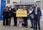 Präsentation des neuen Ortseingangschildes vor dem Haupteingang der Hochschule.