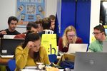 Foto: Teilnehmer bei der Nacht der aufgeschobenen Arbeiten, sitzen in der Mensa an den Tischen vor ihren Laptops.