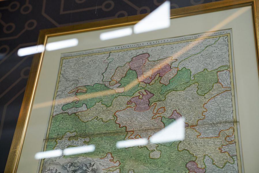 Auf dem Bild sieht man eine Nahaufnahme der ausgestellten Frankenkarte. Man sieht außerdem Spiegelungen in der Scheibe.