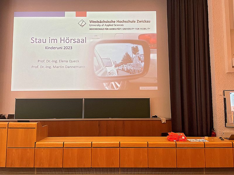 Foto von der Leinwand im Hörsaal 1 zum Thema "Stau im Hörsaal"